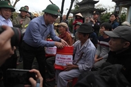Deputy PM visits, presents gifts to flood-hit residents in Gia Lai
